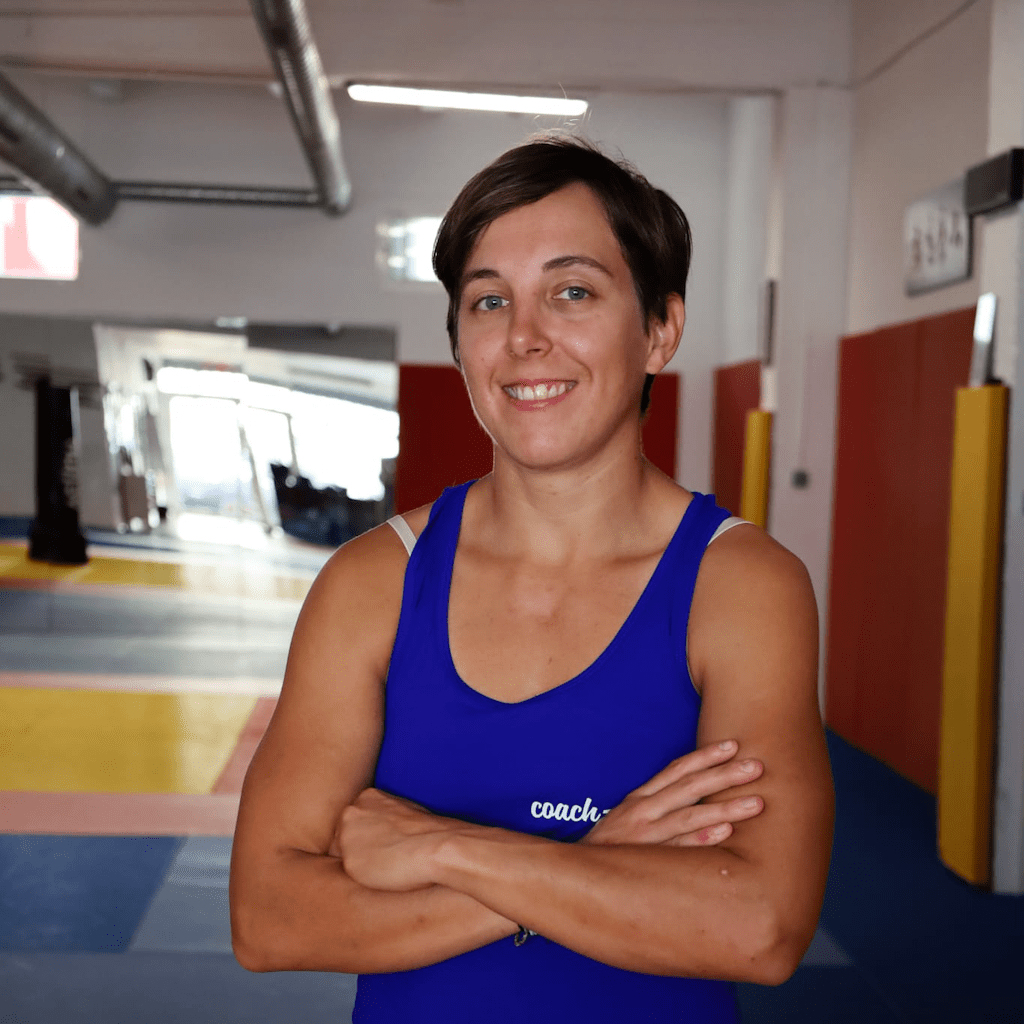 Coach Alice de face bras croisés, qui pose à Montpellier