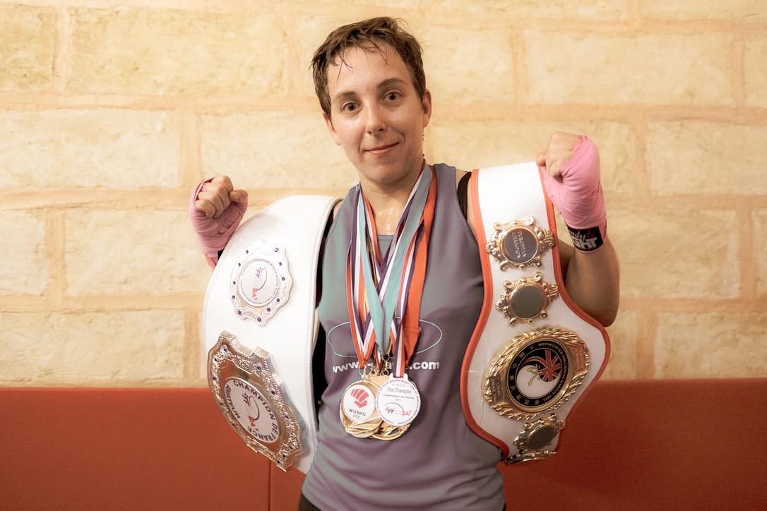 Coach Alice avec toutes ses médailles