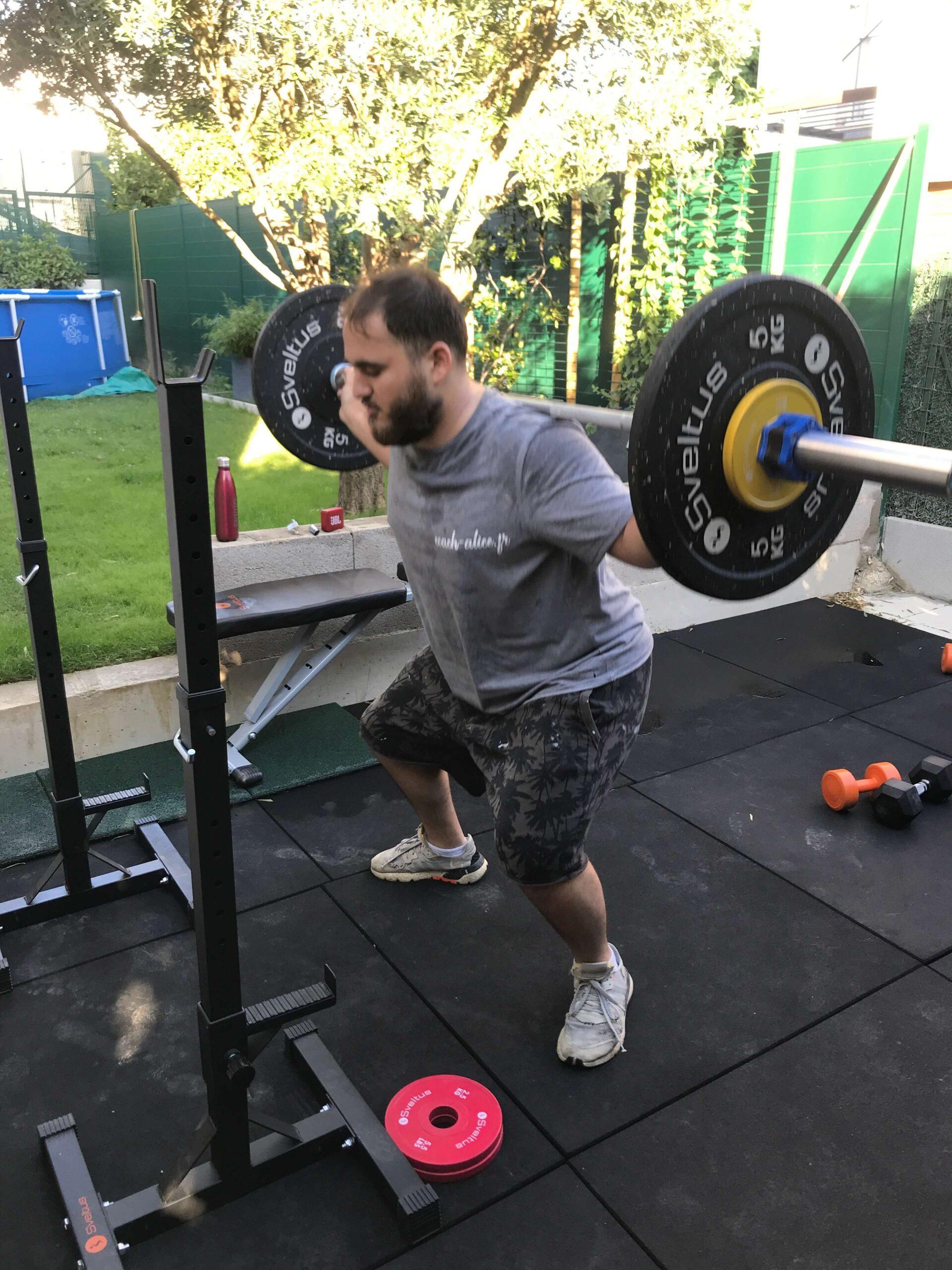 Un homme qui est accompagné dans le cadre du coaching performance pour améliorer sa condition physique et notamment prendre de la masse musculaire