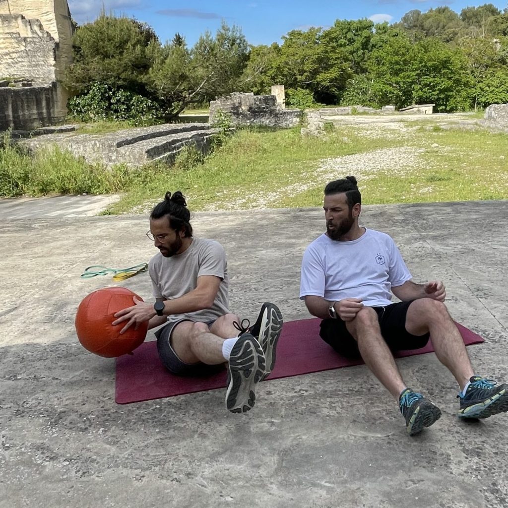 Deux associés gérants qui vont leur séance mensuelle de renforcement musculaire et boxing